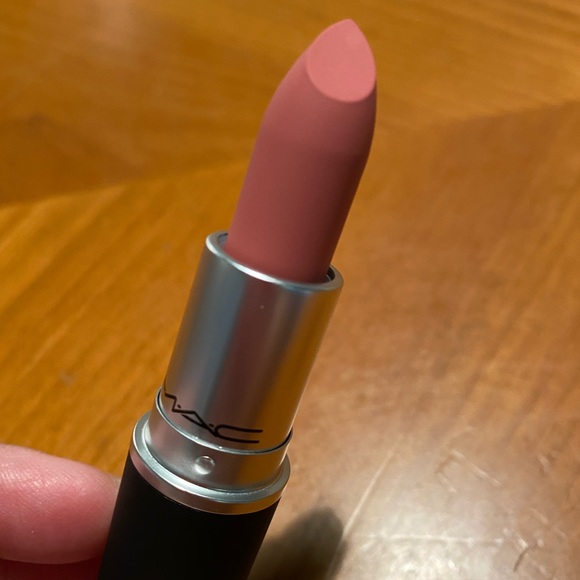 MAC Powder Kiss Lipstick Sultriness - Picture 7 of 16